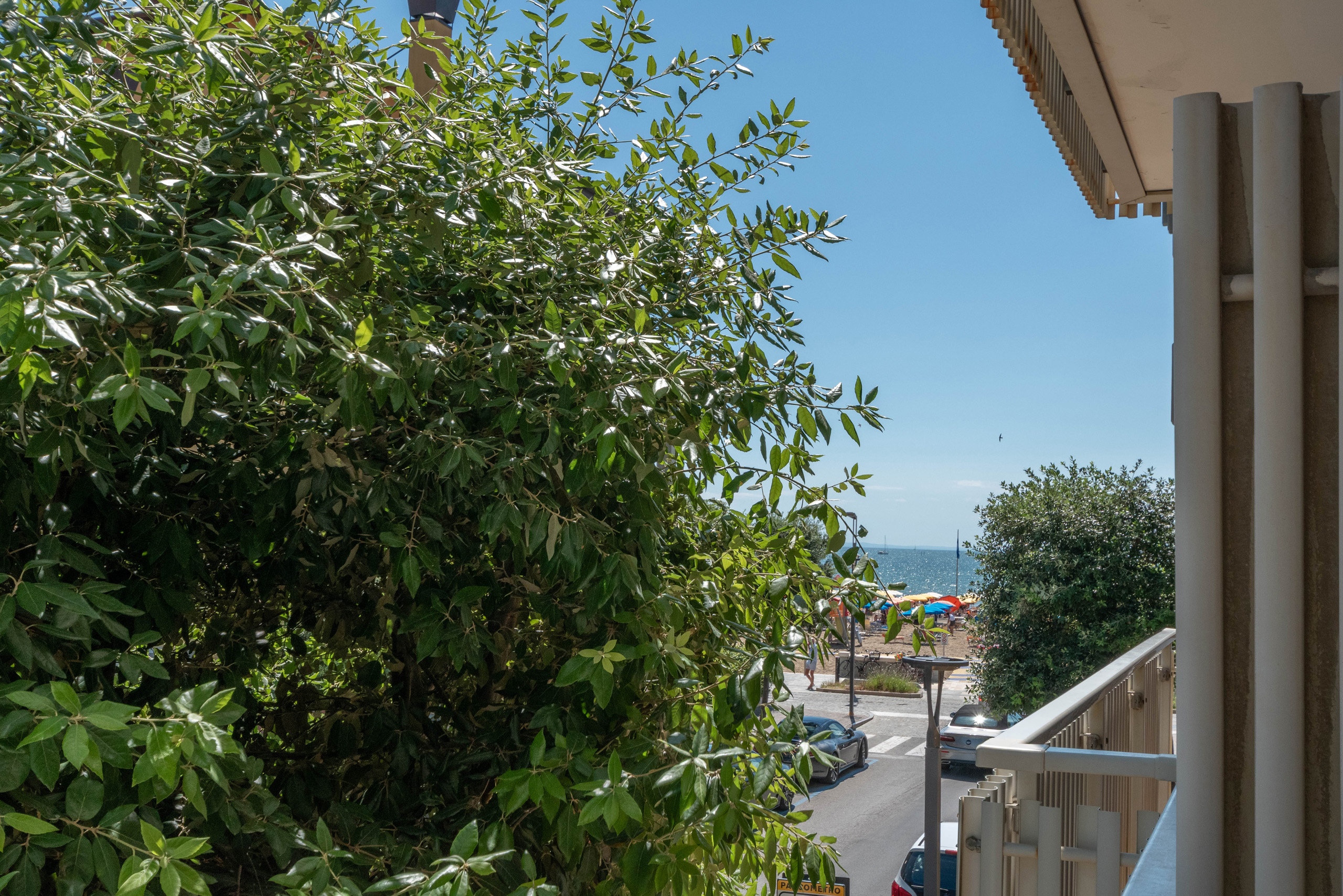 Scorcio di vista mare dal terrazzo del bilocale a Lignano Sabbiadoro