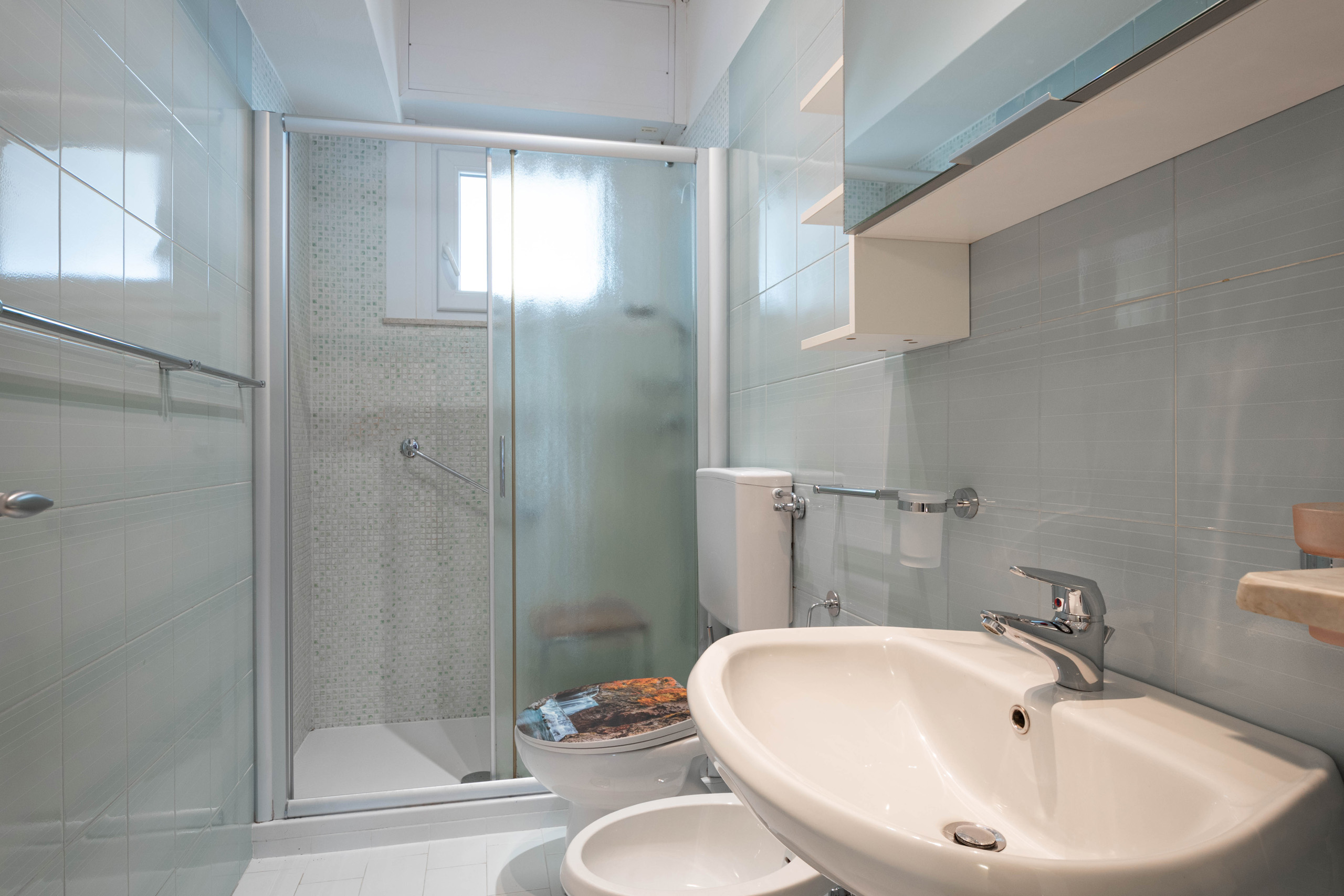 Bagno finestrato con doccia a Lignano Sabbiadoro