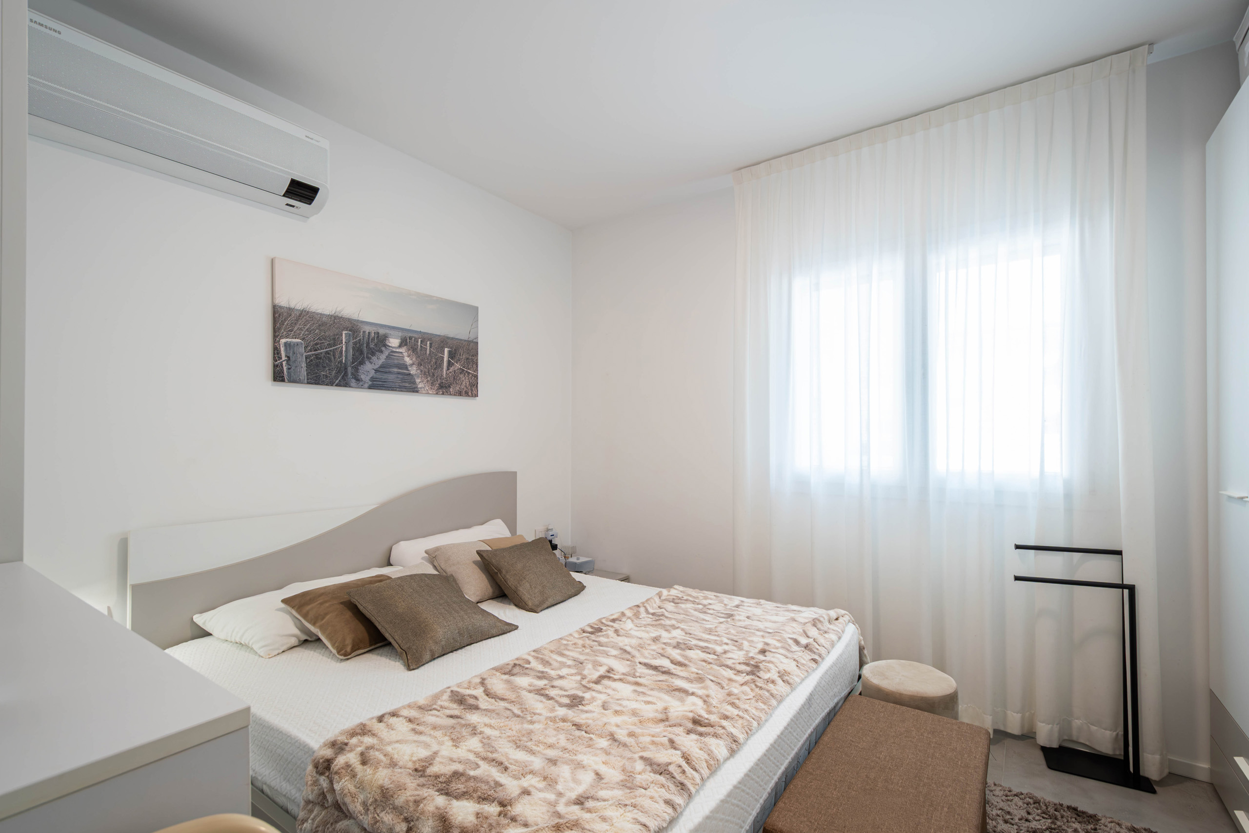Camera matrimoniale del bilocale MIRAMAR a Lignano Sabbiadoro con finestra e climatizzatore