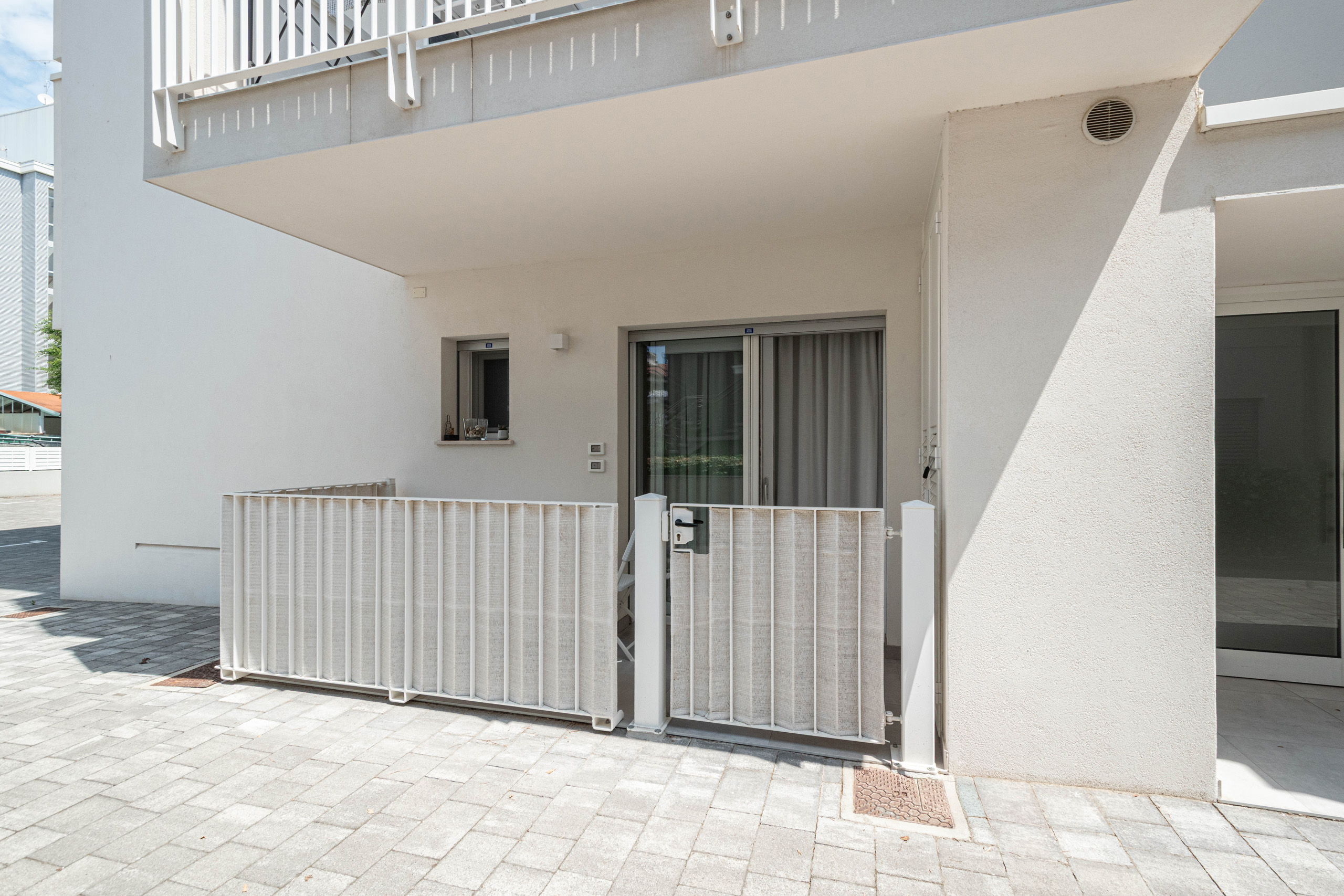 Ingresso indipendente con cancelletto e patio coperto del bilocale MIRAMAR a Lignano Sabbiadoro